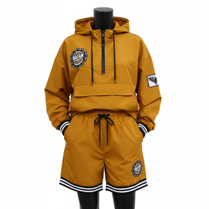 Conjunto de pantalones cortos cortavientos para mujer, conjunto de pantalones cortos con capucha de poliéster a prueba de viento con logotipo bordado personalizado, conjunto de pantalones cortos cortavientos para mujer, talla grande - Product Image 1