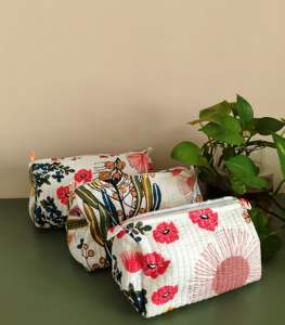 Juego de neceseres acolchados de algodón, neceser de maquillaje floral de 3 piezas, neceser estampado hecho a mano, juego de neceseres White Meadows de 3 piezas - Product Image 1