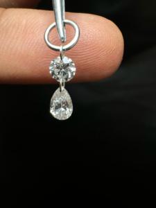 Boucles d'oreilles pendantes double diamant avec chaîne et design à anneau pour femme - Product Image 2