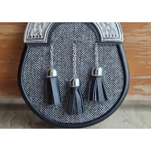 Sporran en cuir véritable de qualité supérieure avec cantle en métal celtique et trois pompons pour kilt écossais des Highlands - Product Image 5