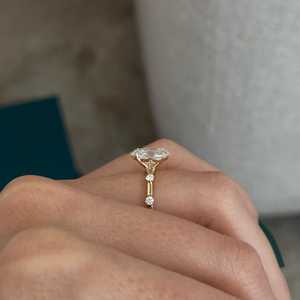 Bague en diamant ovale de 2 carats cultivé en laboratoire E VVS2, bague en diamant ovale en or jaune 14 carats de 1,6 mm, certifiée IGI - Product Image 4