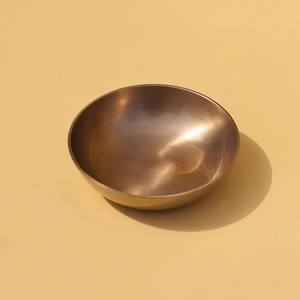 Elegante juego de platos para sushi de latón, cuidadosamente elaborado para fusionar la tradición atemporal con una presentación moderna. - Product Image 5