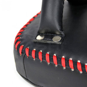 Almohadillas Tailandesas Profesionales para Entrenamiento de Artes Marciales con Diseño Duradero, Cuero Suave Transpirable y Correas Resistentes - Product Image 3