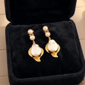 Boucles d'oreilles tendance en perles d'eau douce authentiques, plaqué or laiton, faites à la main, longues et pendantes, bijoux de mode à prix bas pour la vente en gros - Product Image 5