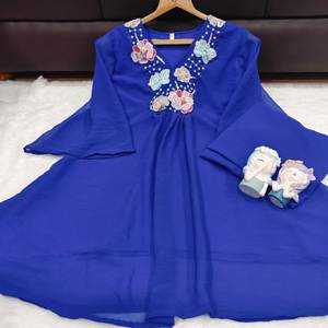 La temporada festiva requiere atuendos que brillen con la misma luminosidad que las celebraciones. Con este conjunto festivo de georgette puro, ¡estás listo para la fiesta! - Product Image 4