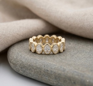 Bague d'éternité en moissanite taille ovale, sertie clos, en or 10 carats, pour mariage, fabrication OEM de bijoux sur mesure - Product Image 1