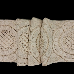 Tela de encaje de algodón GPO blanco premium al por mayor de fábrica - Diseño intrincado de guipur con medallón para vestidos de lujo y chalecos - Product Image 1