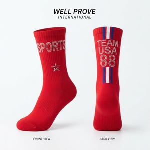 Chaussettes blanches en coton peigné premium 220 GSM à séchage rapide, avec empiècements contrastants bleu marine sur la talonnette et la pointe, logo brodé personnalisé pour hommes - Product Image 4