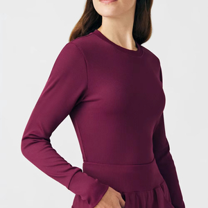 Chemisier médical personnalisé à manches longues pour femme, col rond, extensible et doux, idéal sous les blouses. - Product Image 3