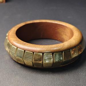 กำไลข้อมือไม้โรสวูดขัดเงาด้วยมือ พร้อมตกแต่งด้วยบล็อกทองเหลืองลายริ้ว – กำไลข้อมือดีไซน์โดดเด่นจากวัสดุผสม – สไตล์ชาติพันธุ์ - Product Image 4
