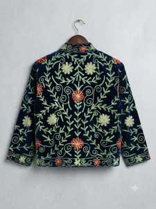 Chaqueta Acolchada CHOHAN TEXTILE Azul Marino de Terciopelo con Cuello Mao, Ecológica, 100% Algodón, Bordado Floral, Manga Tres Cuartos - Product Image 4