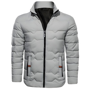 Veste d'hiver décontractée imperméable avec poches, personnalisable en gros, imprimée OEM, en polaire matelassée, col montant, logo frontal, pour hommes, option grandes tailles - Product Image 1