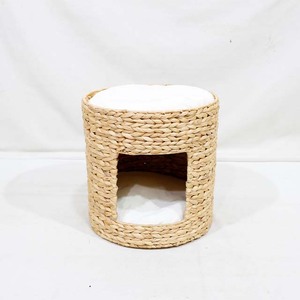 Cama cilíndrica ecológica de moda para gatos, hecha de jacinto de agua, con cojín - Product Image 1