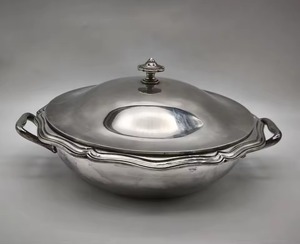 Casserole classique en acier inoxydable avec couvercle, forme ronde, finition polie, design durable pour cuisinières à gaz et à induction - Product Image 1