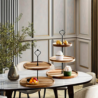 Support de service moderne multi-niveaux en bambou avec cadre en fer et finition laquée pour desserts, gâteaux, collations, rangement au sol pour salon