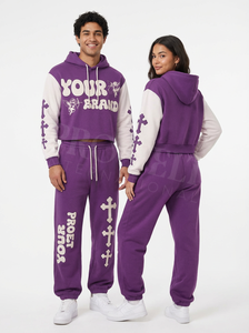 Ensemble de survêtement streetwear personnalisé deux pièces : sweat à capuche et pantalon de jogging avec imprimé croix audacieux et design graphique élégant - Product Image 5