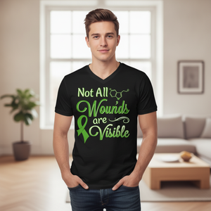 Camiseta Negra con Cuello en V para Hombre, Conciencia sobre la Salud Mental, No Todas las Heridas Son Visibles, Gráfico de Silicona Verde, Estampado de Serotonina - Product Image 4