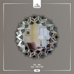 Comme objet hautement décoratif, ce miroir transcende la simple fonctionnalité et se transforme en une œuvre d'art murale significative. - Product Image 3