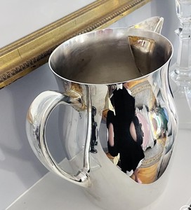Carafe à eau en acier inoxydable de qualité supérieure avec couvercle, élégant récipient de service en métal pour la maison, les restaurants, les hôtels et la restauration - Product Image 3