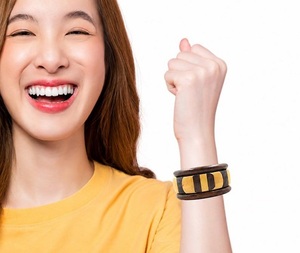 Bracelets en bois d'orchard, épais et audacieux, empilables, de créateur, faits à la main, personnalisés, cadeau de mariage tendance par F S International - Product Image 4