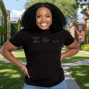 Camiseta de Mujer Zeta Phi Beta con Letras de Cuero de Serpiente Negro sobre Negro, 100% Algodón, Ropa de Hermandad, Moda Griega, Orgullo Universitario - Product Image 2
