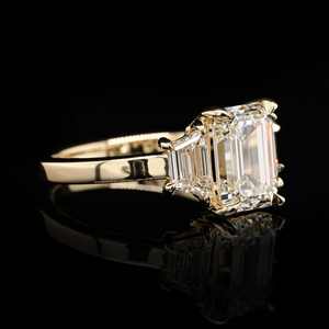 แหวนหมั้นเพชรแล็บทรงเหลี่ยมมรกต 925 เงินสเตอร์ลิง VVS DEF 1 กะรัต 2 กะรัต 3 กะรัต แหวนเพชรแล็บสามเม็ด - Product Image 5