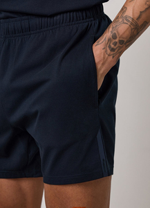 Shorts de sport décontractés personnalisables pour hommes, 100 % polyester molletonné, entrejambe de 5 pouces, couleur unie, anti-plis, service OEM - Product Image 4