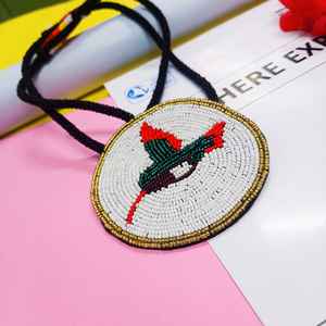 Collier pendentif oiseau artisanal perlé avec perles rouges, vertes, noires, blanches et dorées et cordon long pour un style artistique, traditionnel et culturel - Product Image 2