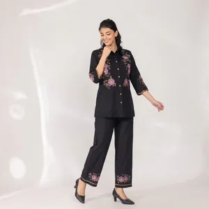 Ensemble coordonné deux pièces en coton brodé noir pour femmes, col chemise, manches trois quarts, pantalon droit à fleurs, tenue élégante - Product Image 4