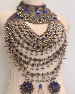 Collar afgano azul real con cadenas densas, campanas, piedras turquesa y colgante central tradicional Kuchi - Product Image 3