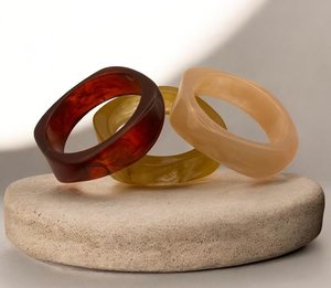 กำไลข้อมือเรซิ่นลายเส้นแบบดั้งเดิมคุณภาพดีที่สุดจาก UO เป็นมิตรกับสิ่งแวดล้อม ดีไซน์ทันสมัย น้ำหนักเบา ทำด้วยมือ เหมาะสำหรับผู้หญิง - Product Image 1