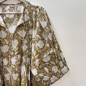 เสื้อคอวีผ้าฝ้ายพิมพ์ลายดอกไม้แบบแฮนด์บล็อก เป็นมิตรกับสิ่งแวดล้อม แขนสามส่วน แต่งระบายลูกไม้ทำมือ ซักได้ เอวทรงธรรมชาติ สไตล์วินเทจสำหรับโอกาสพิเศษ - Product Image 3