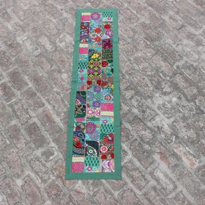Chemin de table bohème vert : Tapisserie murale brodée en patchwork - Product Image 2