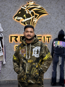 Sudadera con capucha de camuflaje para hombre con cremallera, parche de tachuelas y gráficos amarillos, estilo oversize hip hop, diseño de logo frontal - Product Image 2