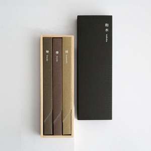 Kousaido Waboku - Set de Regalo de Incienso Japonés de Madera, 75 Varillas de Hinoki, Keyaki, Kusunoki y Sándalo, Venta al por Mayor - Product Image 4