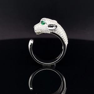 Anillo Delicado LAVINA con Zirconia de Corte Radiante en Plata de Ley, Diseño Único para Moda de Lujo para Mujeres y Hombres - Product Image 1