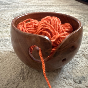 Cuenco de madera para hilo, diseñado para tejer sin enredos, con superficie pulida y estable durante el tejido y la costura. - Product Image 1