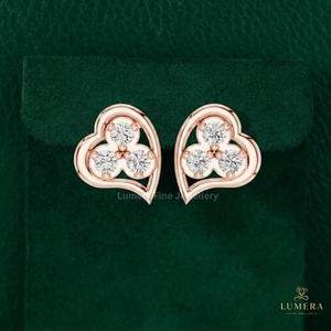 Boucle d'oreille délicate en métal en forme de cœur romantique avec trois diamants de laboratoire ronds sertis à griffes, cadeau de Saint-Valentin pour votre femme - Product Image 5