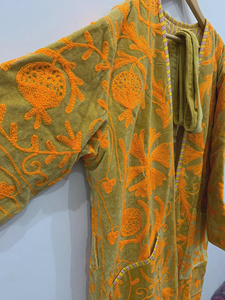 เสื้อแจ็คเก็ตกำมะหยี่ปักลายดอกไม้สำหรับผู้หญิง ผ้าฝ้าย 100%  แบบสองด้าน คอวี แขนยาว เสื้อคลุมฤดูหนาว ดีไซน์หรูหรา - Product Image 3