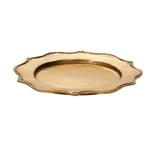 Assiette de présentation vintage en métal doré, élégante, à bord festonné, pour mariages, banquets et tables d'événements de luxe - Product Image 1