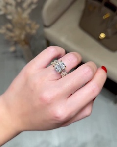 Bague de fiançailles pour femme avec diamant de laboratoire taille radiant 5 carats |   Bague de promesse de mariage et de fiançailles en or 18 carats de luxe certifiée - Product Image 2