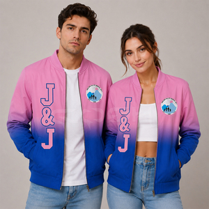 Chaqueta Bomber de Invierno Unisex Personalizada en Degradado Rosa y Azul, Resistente al Viento, con Apliques J&J y Cierre de Cremallera - Product Image 4