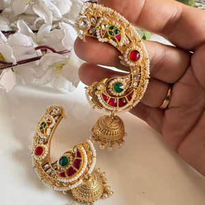 Diseño único, arete tipo cuff chapado en oro con perlas Jhumki para un look elegante en fiestas y como accesorio de boda, disponible para la venta. - Product Image 6