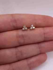 Pendientes de Diamantes Naturales con Corte Brillante Redondo en Forma de Cruz - Product Image 2