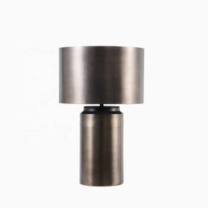 Lampe de table cylindrique en métal Monolith avec abat-jour en fer brossé, base robuste en forme de baril, éclairage d'ambiance chaleureux pour intérieurs élégants - Product Image 2