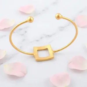 กำไลข้อมือสี่เหลี่ยมชุบทอง 18k ดีไซน์ทันสมัยแบบด้าน ขัดเงา ปรับขนาดได้ ลายฉลุสี่เหลี่ยม ดีไซน์โดดเด่นสำหรับทุกเพศ - Product Image 3