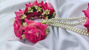 กำไลข้อมือดอกไม้ทำมือสำหรับเจ้าสาว ประดับด้วยดอกกุหลาบ Hathphool สำหรับงานแต่งงาน งาน Haldi และงาน Mehndi เครื่องประดับมือสำหรับเจ้าสาวอินเดียและชาวปัญจาบ ของชำร่วยสำหรับผู้หญิง - Product Image 3