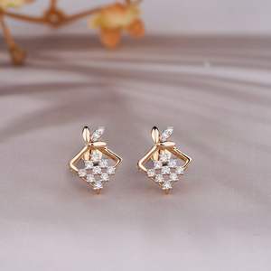 Pendientes de Diamantes Geométricos en Oro - Joyería de Diamantes Elegante para Uso Diario - Product Image 1
