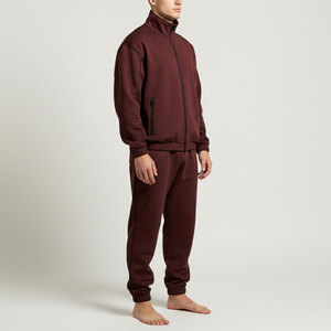 ชุดวอร์มสีแดงเลือดหมูแบบยูนิเซ็กซ์ ผลิตตามสั่งพร้อมโลโก้และแบรนด์ส่วนตัว ผ้าเนื้อหนาปานกลาง เสื้อฮู้ดซิปแบบโอเวอร์ไซส์ และกางเกงจ็อกเกอร์ จากผู้ผลิต - Product Image 3