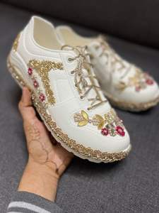 Baskets compensées brodées crème très demandées pour femme, chaussures à plateforme haute, fabriquées à la main, décontractées, dorées, à lacets, pour mariée - Product Image 3